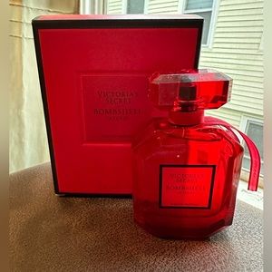 Victoria’s Secret bombshell intense